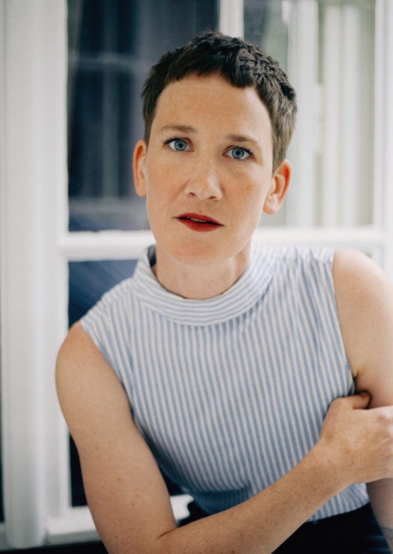 Portrait Mechthild Grabner Mechthild Grabner am Fenster sitzend